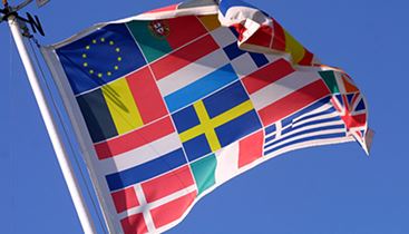 Bild på en flagga som består av olika europeiska flaggor
